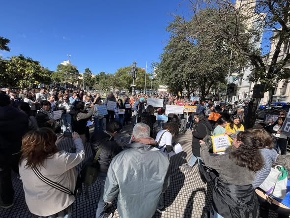 LOCALES: Manifestación contra Milei por abandono y ajuste en discapacidad